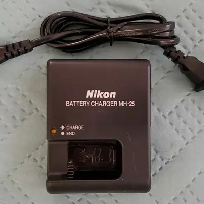 Original Nikon MH-25 Quick Charger for EN-EL15 Batteries