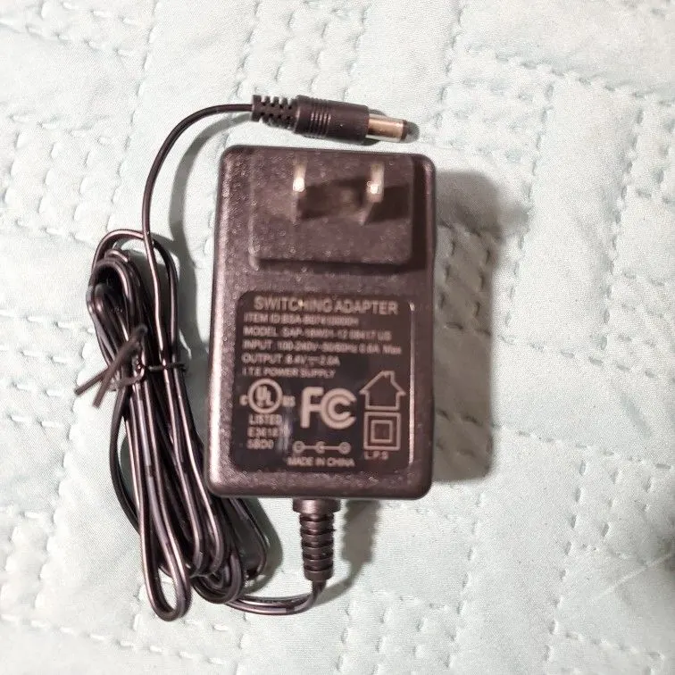 8.4V 2A AC/DC Charger for Canon BP-911K and CA-550K