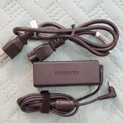 Genuine Samsung A13-040N2A 19V 2.1A 40W AC Adapter