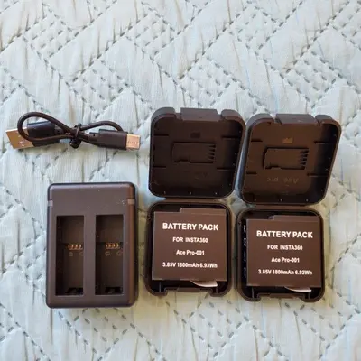 2 Batteries and 2-Channel Charger for Insta360 Ace Pro / Ace photo 2