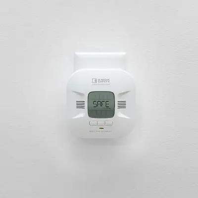 Plug-In Carbon Monoxide Alarm with Digital Display and Voice Alerts photo 5
