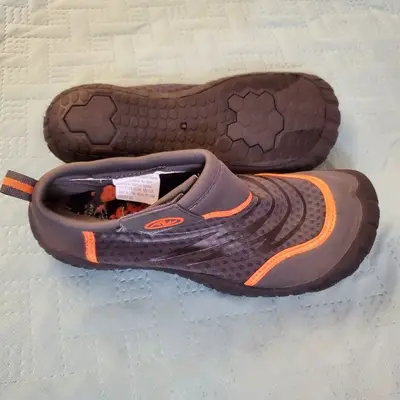 Athletic Works Men's Gray Aqua Socks, Water Shoes, Size 7/8 photo 2