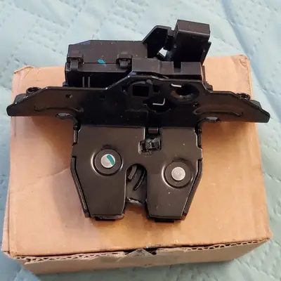 GM Genuine 13515944 Liftgate Latch (Trunk Latch)