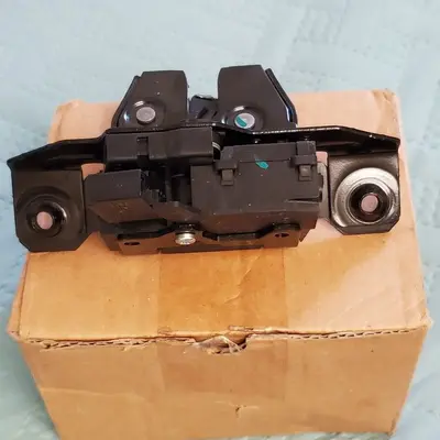 GM Genuine 13515944 Liftgate Latch (Trunk Latch) photo 2