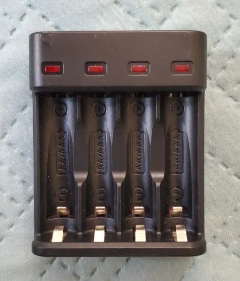 4-Slot Intelligent Fast USB Charger for AA/AAA Ni-MH/Ni-Cd