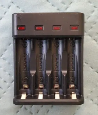 4-Slot Intelligent Fast USB Charger for AA/AAA Ni-MH/Ni-Cd