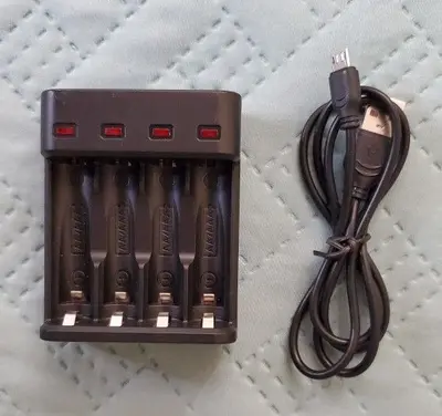 4-Slot Intelligent Fast USB Charger for AA/AAA Ni-MH/Ni-Cd photo 2