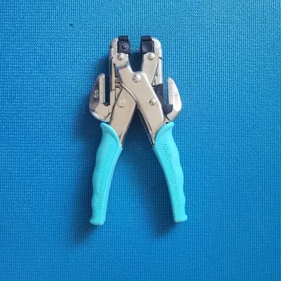 We R Memory Keepers Hole Punch and Eyelet Setter, Blue