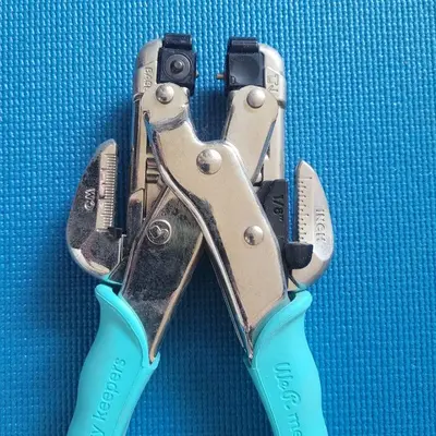 We R Memory Keepers Hole Punch and Eyelet Setter, Blue photo 3