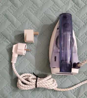 Rowenta DA1560 Travel-Ready 1000W Compact Steam Iron