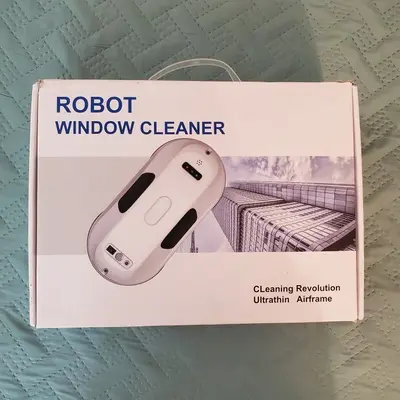 Remote-Control Window Cleaning Robot with Gravity Sensor