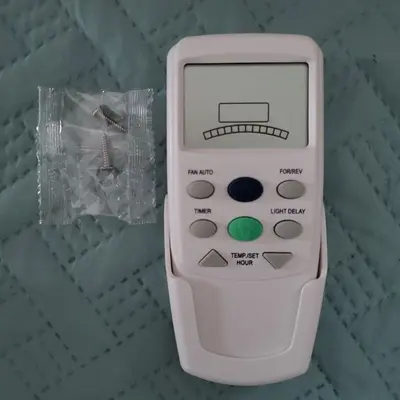 Hampton Bay CHQ7096T Thermostatic Remote with Green Light Button photo 3
