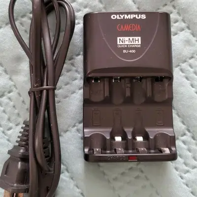 Olympus Camedia BU-400 Ni-MH AA/AAA Quick Battery Charger
