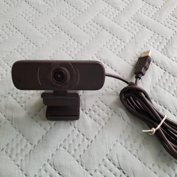 W6 1080p HD Webcam with Microphone and Auto Light Correction