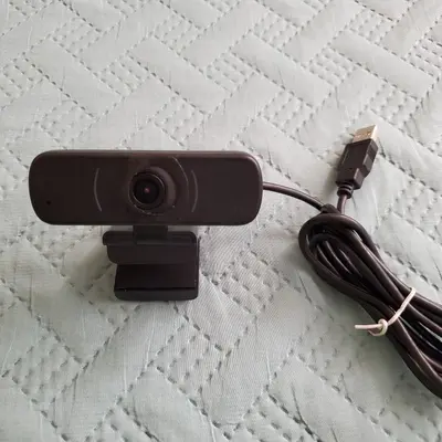 W6 1080p HD Webcam with Microphone and Auto Light Correction