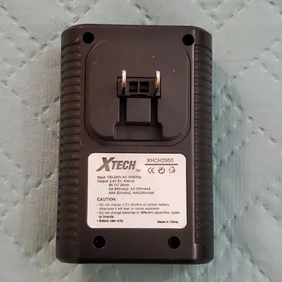 XTECH Quick Charger for AA, AAA and 9V Batteries photo 2