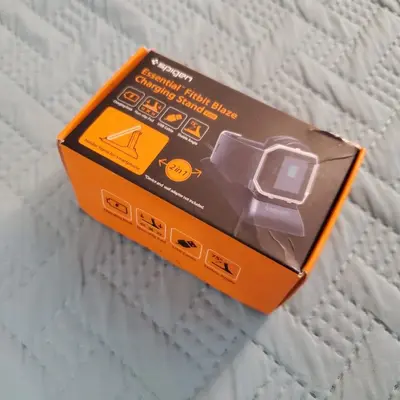 Spigen F209 2-in-1 Charging Stand for Fitbit Blaze and Phone